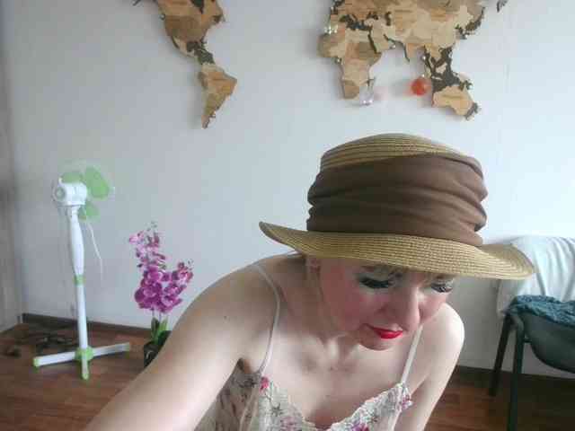 Lady_in_Red webcam