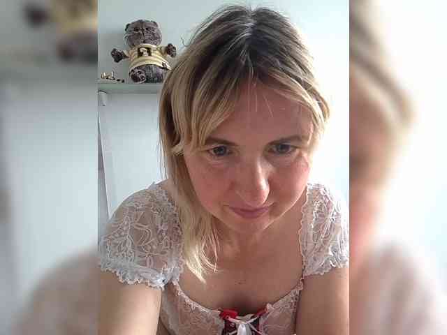 Lady_in_Red webcam