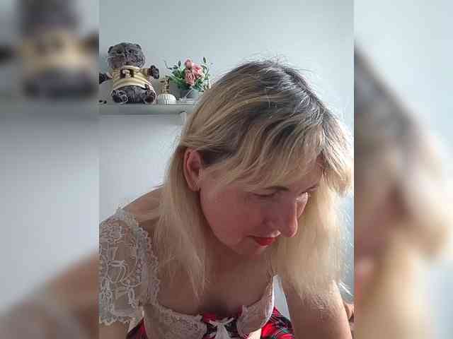 Lady_in_Red webcam