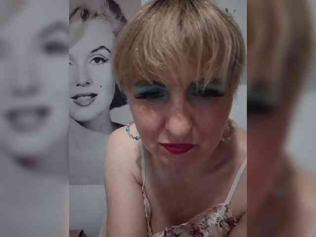 Lady_in_Red webcam