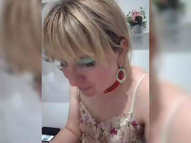 Lady_in_Red webcam