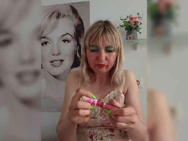Lady_in_Red webcam