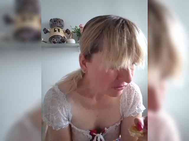 Lady_in_Red webcam