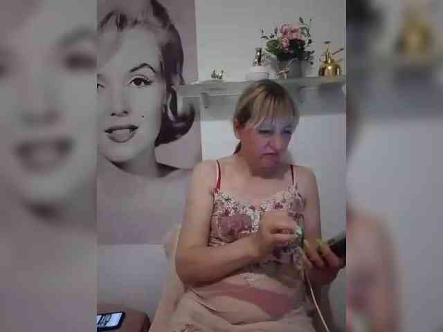 Lady_in_Red webcam