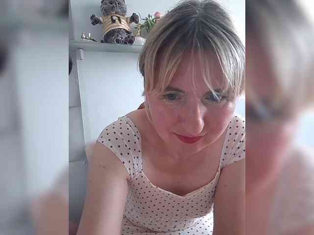 Lady_in_Red webcam
