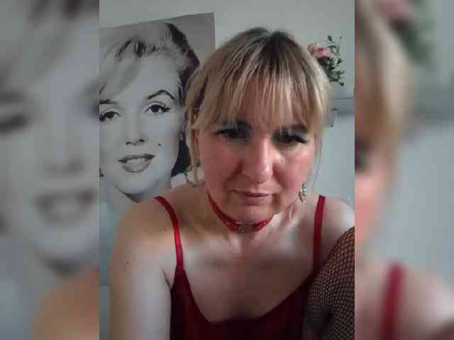 Lady_in_Red webcam