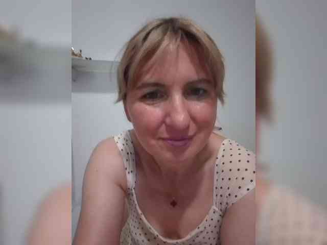 Lady_in_Red webcam
