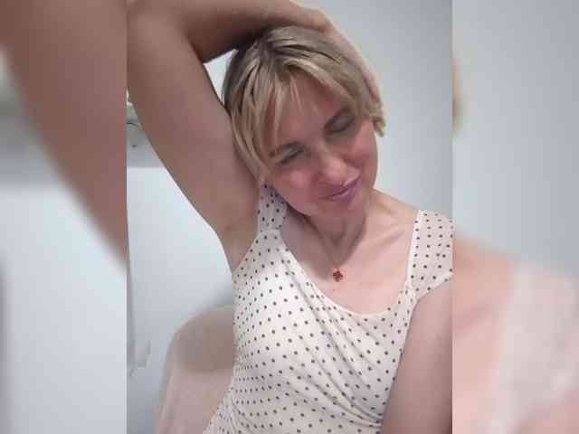 Lady_in_Red webcam