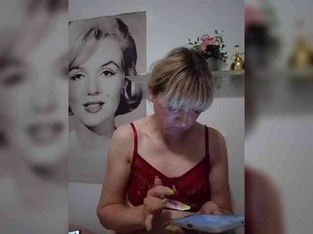 Lady_in_Red webcam