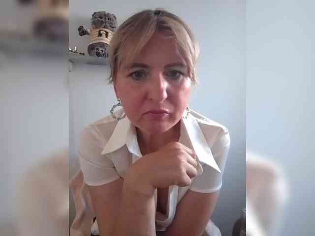 Lady_in_Red webcam