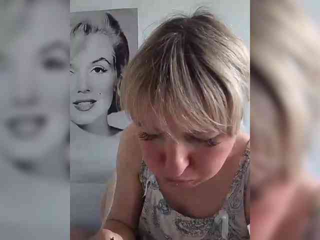 Lady_in_Red webcam