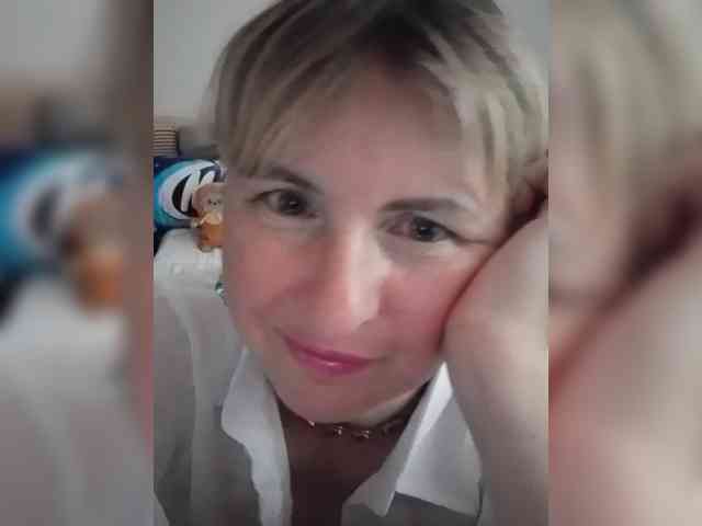 Lady_in_Red webcam