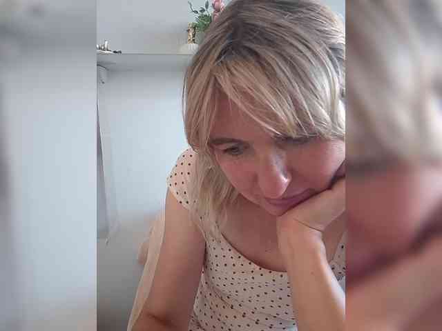 Lady_in_Red webcam
