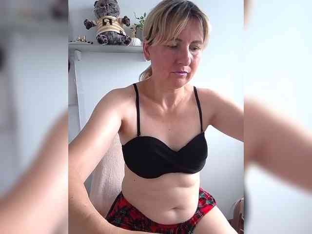 Lady_in_Red webcam