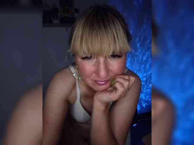 Lady_in_Red webcam