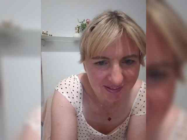 Lady_in_Red webcam