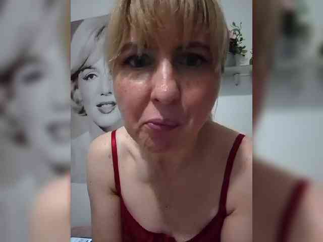 Lady_in_Red webcam