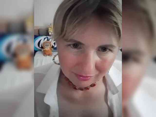 Lady_in_Red webcam