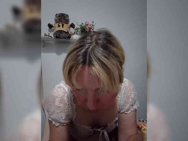 Lady_in_Red webcam