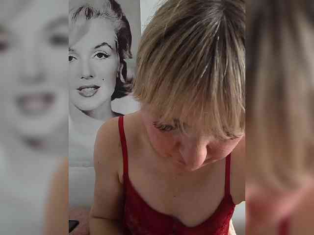 Lady_in_Red webcam