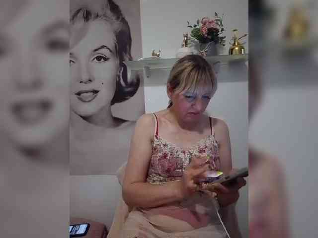 Lady_in_Red webcam