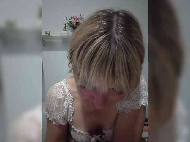 Lady_in_Red webcam