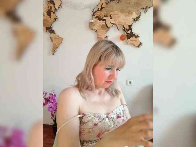 Lady_in_Red webcam