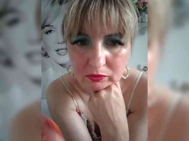 Lady_in_Red webcam