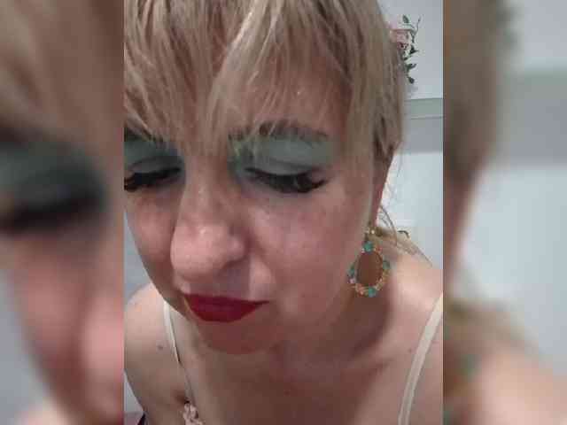 Lady_in_Red webcam