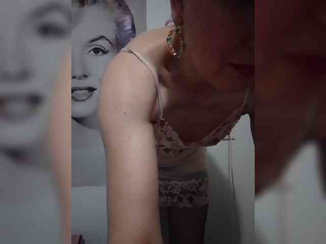 Lady_in_Red webcam