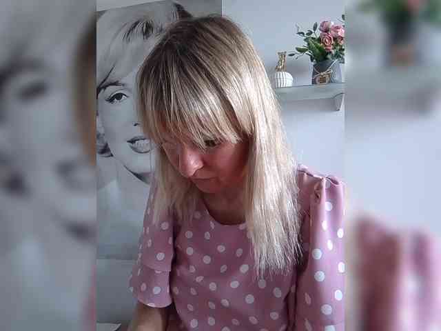 Lady_in_Red webcam