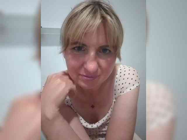Lady_in_Red webcam