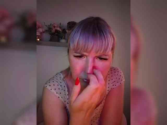 Lady_in_Red webcam