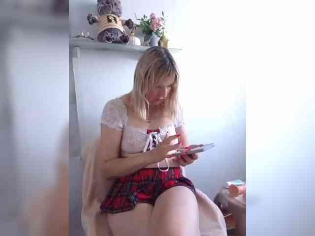 Lady_in_Red webcam