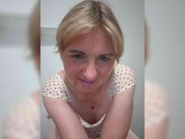 Lady_in_Red webcam