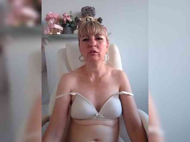Lady_in_Red webcam