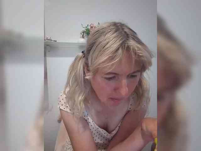 Lady_in_Red webcam