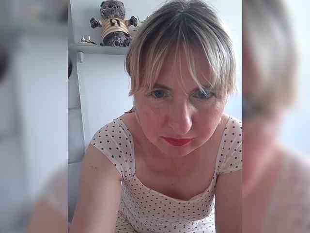 Lady_in_Red webcam