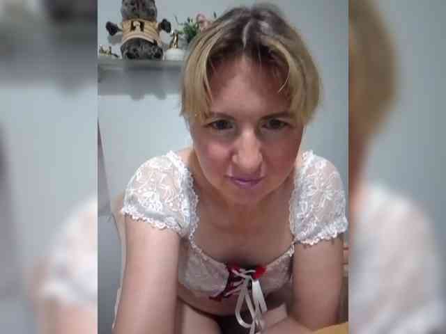 Lady_in_Red webcam