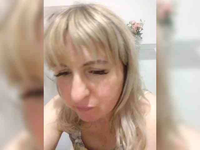 Lady_in_Red webcam