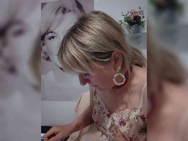 Lady_in_Red webcam