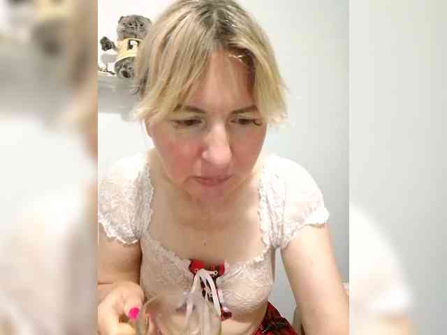 Lady_in_Red webcam