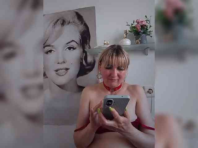 Lady_in_Red webcam