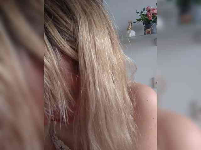 Lady_in_Red webcam