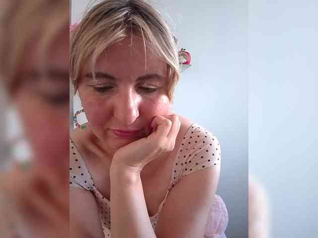 Lady_in_Red webcam