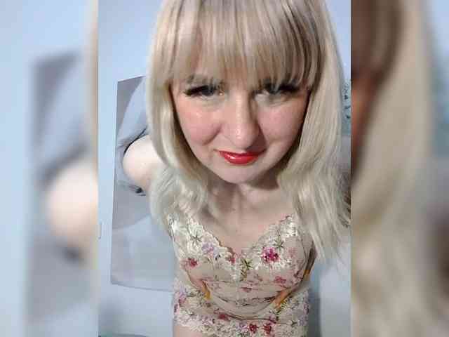 Lady_in_Red webcam