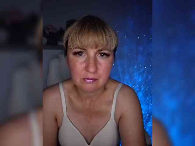 Lady_in_Red webcam