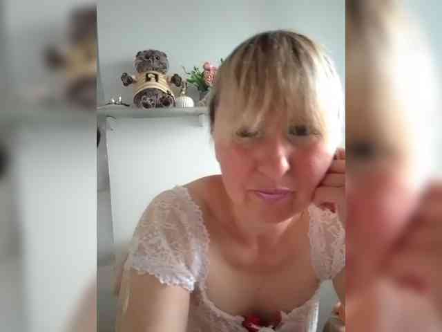Lady_in_Red webcam