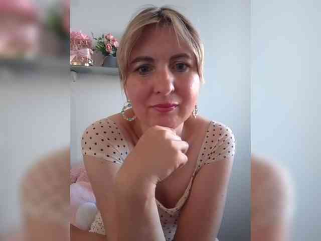 Lady_in_Red webcam