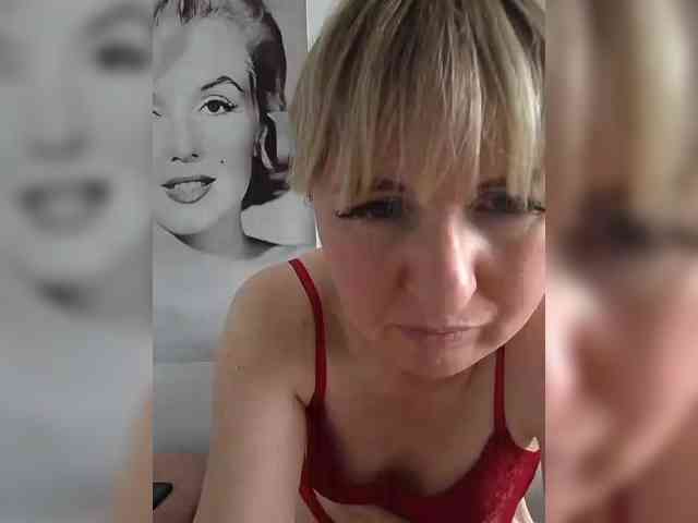 Lady_in_Red webcam